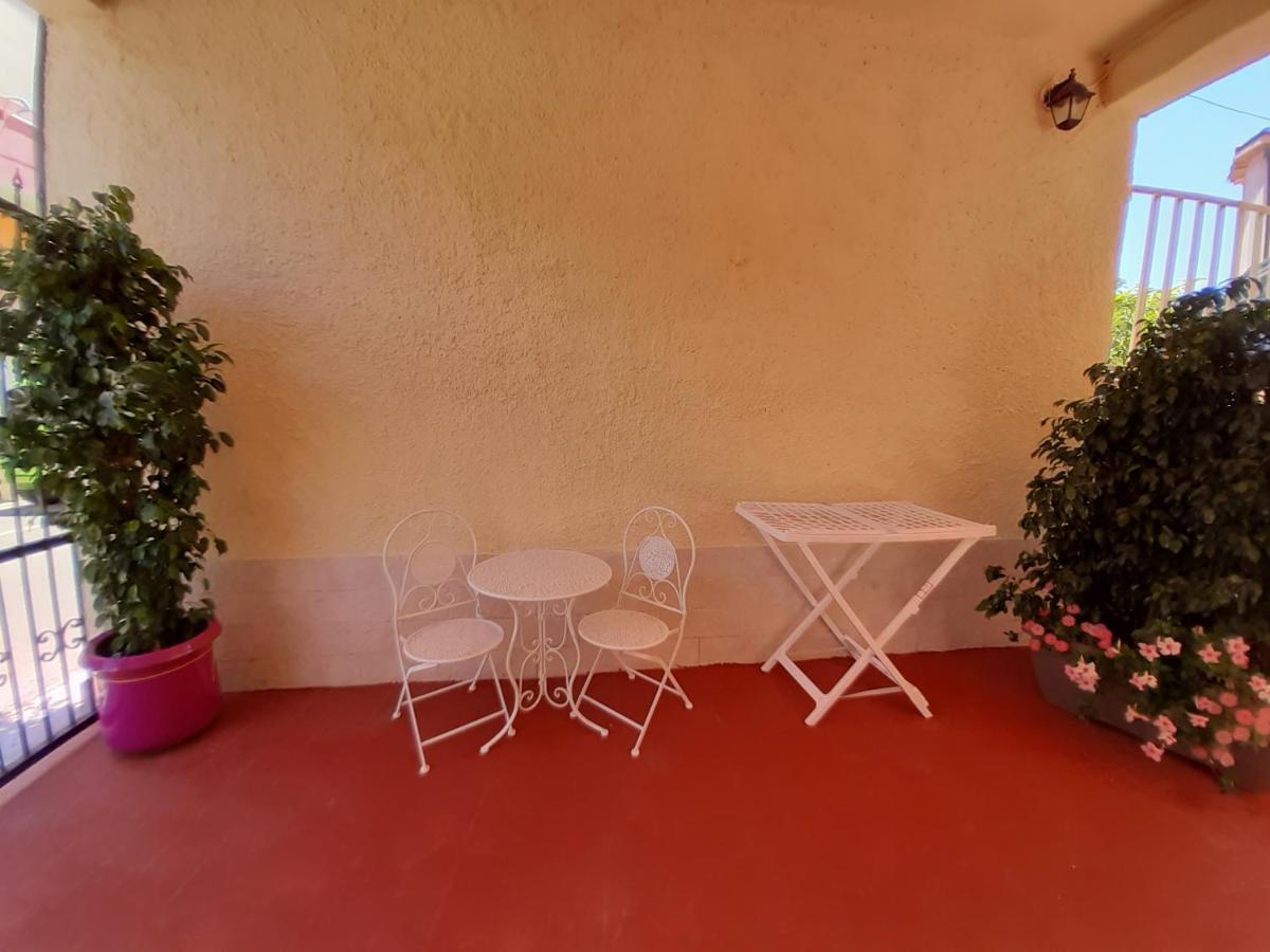 Affittacamere Le Rondini Domus De Maria Exteriör bild